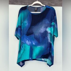 Watercolor inspired tunic, traveler’s fabric,XL, drapesat hips. Super versatile!